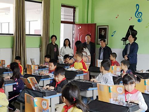 捐贈音樂課堂,補(bǔ)齊素質(zhì)教育短板