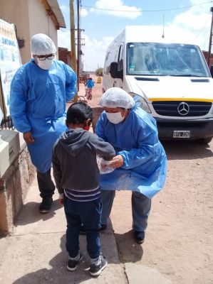 與當(dāng)?shù)蒯t(yī)院合作，開展健康預(yù)防檢測